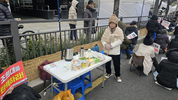 커피를 나눠주는 시민. [사진 - 통일뉴스 하태한 통신원]