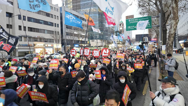 행진은 서초역, 서울교대, 서이초, 강남대로, 강남역, cgv앞까지 이어졌다. [사진 - 통일뉴스 하태한 통신원]