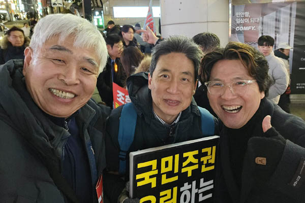 가수 백자님(오른쪽)과 고대 동지 진수님과 함께 찰칵! [사진 - 통일뉴스 하태한 통신원]