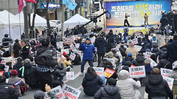 촛불행동이 주초한 171차 촛불대행진이 12월 27일 서울 서초동 대법원 건너편에서 열렸다. [사진 - 통일뉴스 하태한 통신원]