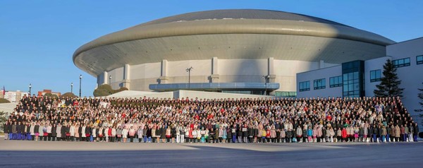 김 위원장은 1월 1일 2026년 설맞이공연에 출연하는 학생소년들과 기념촬영을 했다. [사진-노동신문]