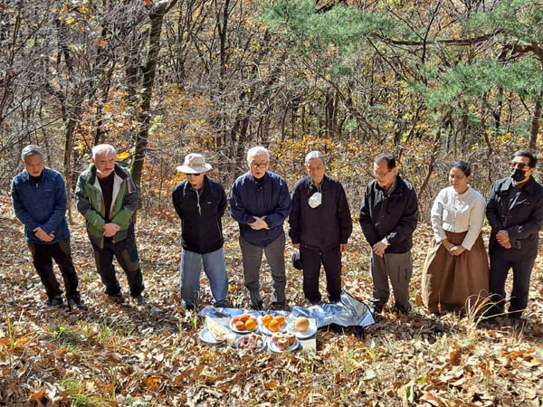 최초 대남 밀사 황태성의 묘에서 참배를 하고 있는 권상릉 선생을 비롯한 참배객들(2020.12.14). [자료사진 - 통일뉴스]