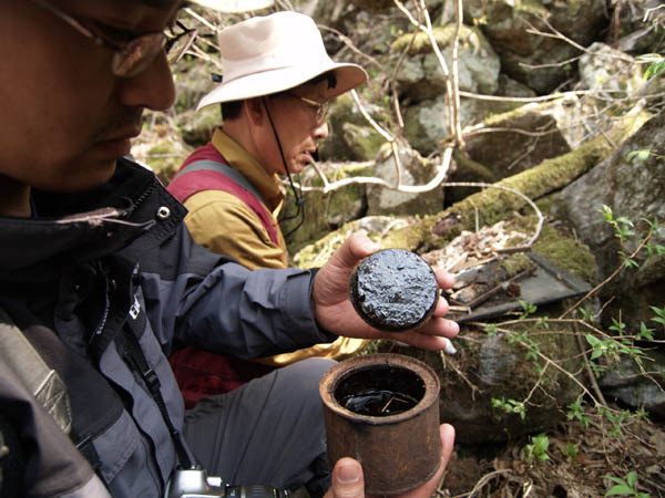 2005년 5월 7~8일 통일광장이 주최한 ‘지리산 역사기행’을 동행취재해 지리산 반야봉 함박골 일명 ‘박영발 비트’에서 빨치산들이 사용했던 마르지 않은 잉크통을 발견했다. [자료사진 - 통일뉴스]