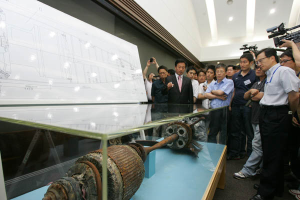 천안함 민군 합동조사단은 북한의 ‘1번 어뢰’가 일으킨 ‘버블젯’이 천안함 반파, 침몰 원인이라고 발표했지만 여전히 의혹이 제기되고 있다. [자료사진 - 통일뉴스]