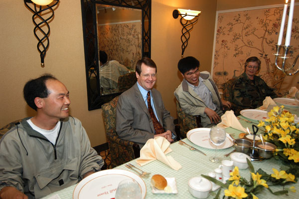 사진작가이자 평화운동가인 이시우 통일뉴스 전문기자(맨 왼쪽)는 한국인터넷기자협회 소속으로 2004년 4월 21일 판문점을 방문, 캠프 보니파스 탄약고에 부착된 화학무기 보관 표식을 발견해 특종 보도했다. [자료사진 - 통일뉴스]