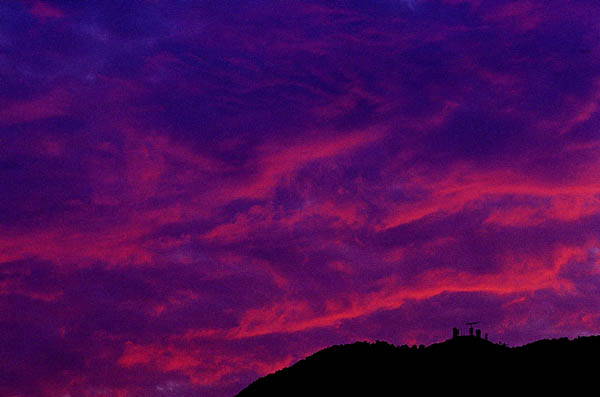 이시우 작, “고려산 _ 미군도청시설이 노을에 홀린 듯 서 있었습니다. 전파의 기교도 빛의 장엄을 넘지 못하는 모양입니다.” [자료사진 - 통일뉴스]