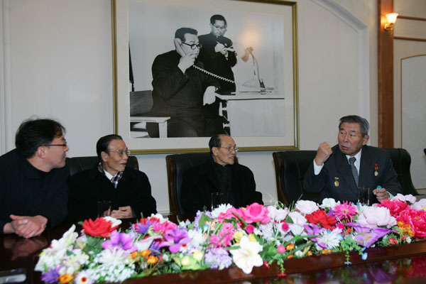 1차 방북취재시 통일뉴스 측이 요청한 송환된 비전향장기수들과의 대담 자리가 마련됐다. (오른쪽부터) 비전향장기수 최하종, 우용각, 최선묵. [자료사진 - 통일뉴스]