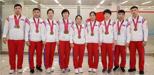 지난해 10월 노르웨이 푀르데에서 열린 2025년 국제역도연맹(IWF) 세계선수권대회에서 23개의 메달을 획득하고 10개의 세계신기록을 세우며 ‘역도 최강국’의 위상을 재확인한 북한선수단. [사진-노동신문 갈무리]