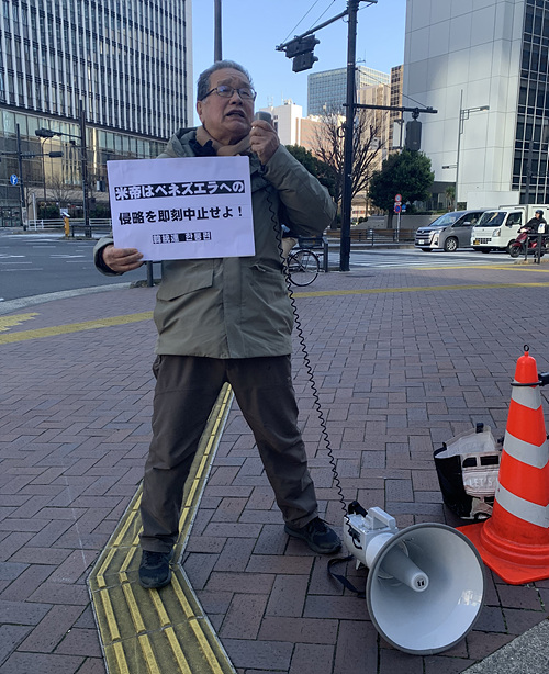 손형근 의장이 한통련을 대표해 4일 미국대사관 앞에서 1인 항의시위를 감행했다. [사진-통일뉴스 박명철 통신원]