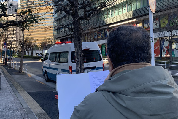 항의문을 낭독하고 있는 손형근 의장. [사진-통일뉴스 박명철 통신원]