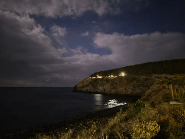 송악산과 바다. [사진 - 박성인]