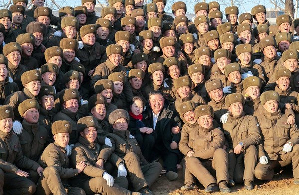 김 위원장이 딸과 함께 군인건설자들과 기념촬영을 했다. [사진-노동신문]