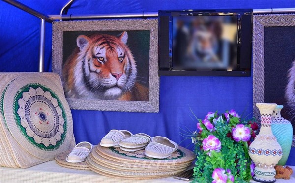 골뱅이공예품. 북한에서 지방비물질문화유산으로 등록되었다고 한다. [사진-조선신보 갈무리]