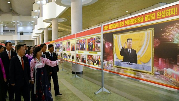 평양 옥류전시관에서 5일 중앙사진전람회 ‘우리식 사회주의전면적발전의 장엄한 격변기를 열어주시여’가 개막되었다. [사진-노동신문 갈무리]