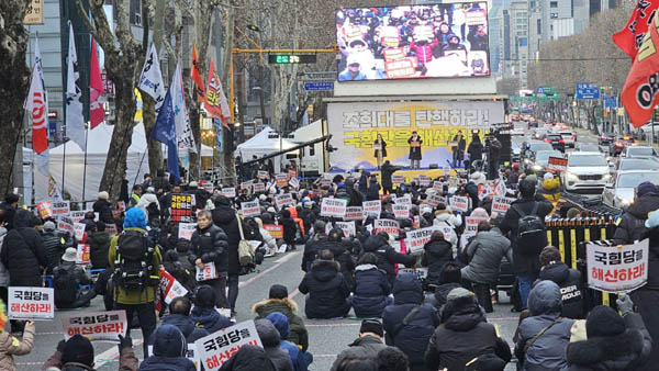 2026년 새해에도 촛불행동이 주최한 172차 촛불대행진이 3일 서울 서초역 인근에서 진행됐다. [사진 - 통일뉴스 하태한 통신원]