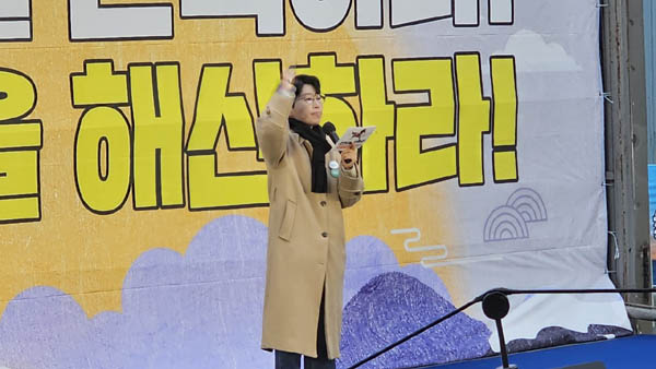 새해 첫 집회를 맞이하여, 3주만에 서울촛불행동 공동대표 김지선 사회자가 복귀했다. [사진 - 통일뉴스 하태한 통신원]