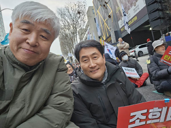 홍사훈 기자와 찰칵! [사진 - 통일뉴스 하태한 통신원]