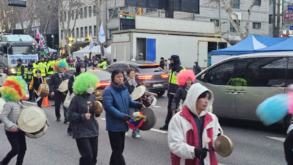 행진은 풍물패를 앞세우고 [사진 - 통일뉴스 하태한 통신원]