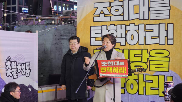 정리집회에서 가수 백자가 공연했다. [사진 - 통일뉴스 하태한 통신원]