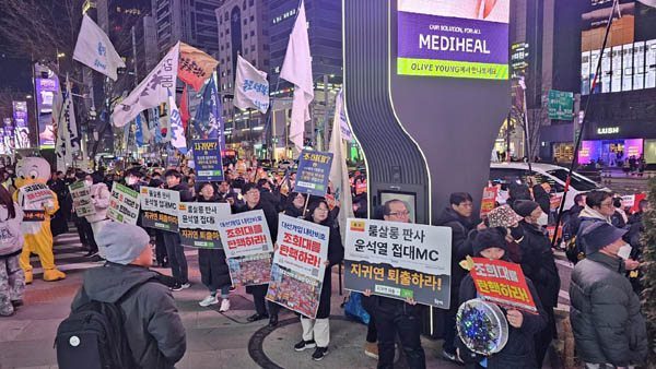 시민들에게 홍보 중인 참가자들. [사진 - 통일뉴스 하태한 통신원]