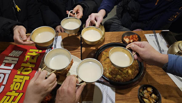 촛불 동지들과 뒷풀이는 필수! [사진 - 통일뉴스 하태한 통신원]