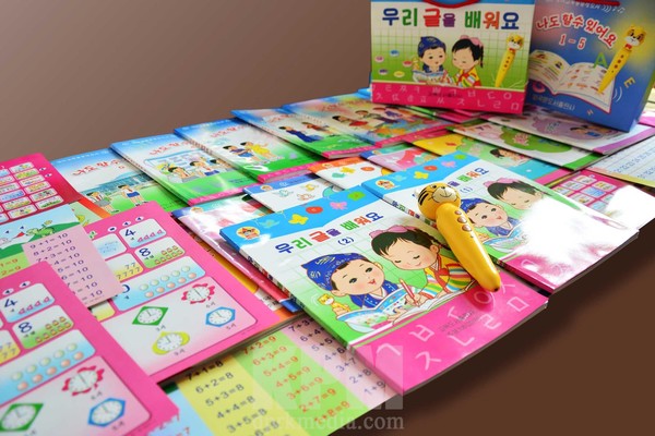 최영희 교장이 집필한 여러 종류의 그림책들. [사진-조선신보 갈무리]