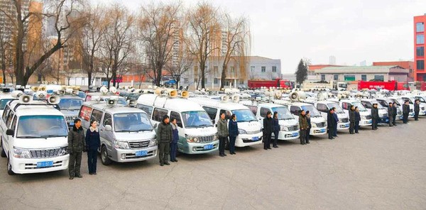 출동식에서 도열하고 있는 방송선전차들. [사진-노동신문 갈무리]