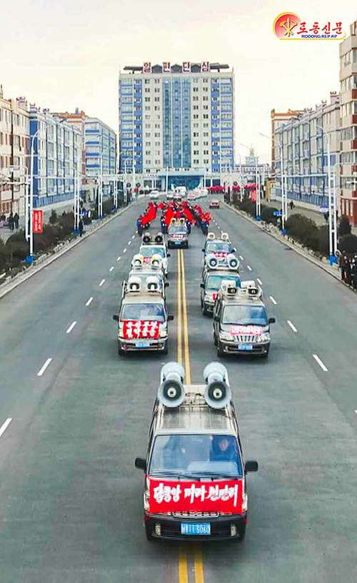 출동하고 있는 방송선전차들. [사진-노동신문 갈무리]