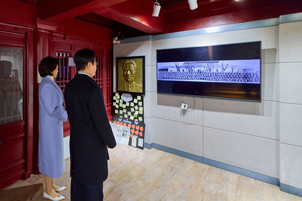 7일 '윤봉길 의거' 현장인 상하이 루쉰공원(옛 홍커우 공원)을 찾은 이 대통령. [사진-청와대]