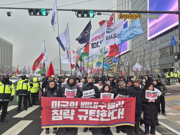 트럼프위협저지공동행동(준)과 전국민중행동, 자주통일평화연대를 비롯한 56개 시민사회단체는 10일 오후 서울 광화문 KT앞에서 '불법침략 주권유린 미국규탄 시민행진'을 진행하고 종로, 광화문, 미국대사관 앞까지 도심행진을 이어갔다. [사진-통일뉴스 이승현 기자]
