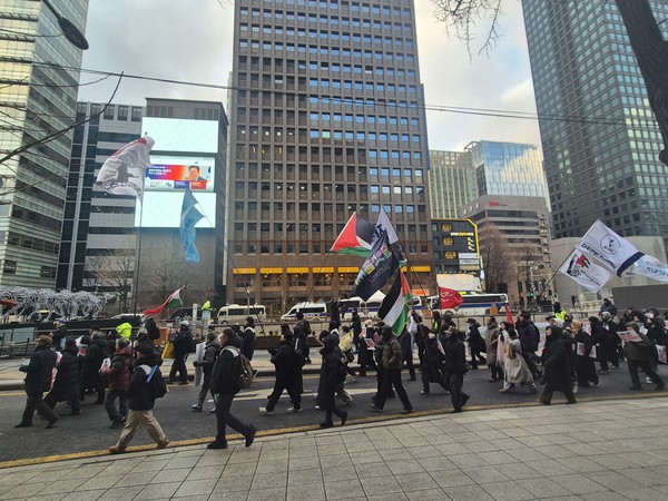 행진 참가 시민들이 이스라엘 대사관 앞에서 규탄의 함성을 질렀다. [사진-통일뉴스 이승현 기자]