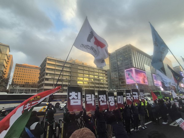 미국대사관 건너편에서 '침략전쟁미국규탄' 구호판을 들고 시위하는 민주노총 조합원들 [사진-통일뉴스 이승현 기자]