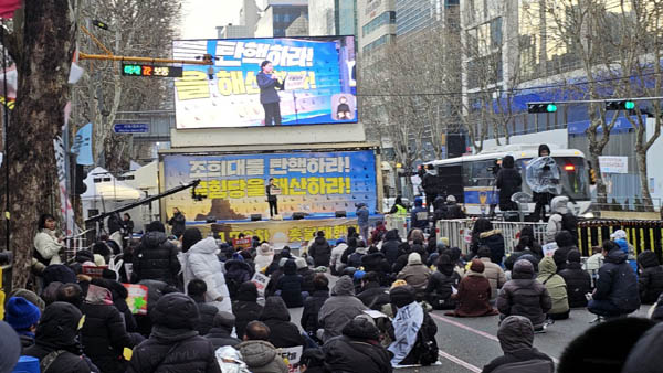촛불행동은 10일 오후 서울 서초동에서 173차 촛불대행진을 개최했다. [사진 - 통일뉴스 하태한 통신원]