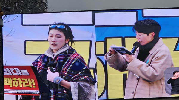 오늘의 하이라이트인 백지(왼쪽)의 촛불뉴스라는 꽁트 공연으로 장내는 웃음바다가 되었다. [사진 - 통일뉴스 하태한 통신원]