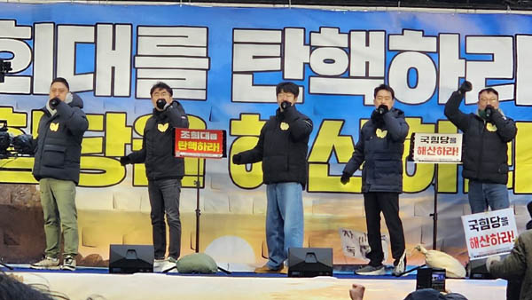 마지막 공연으로 현대자동자 노동조합 노래패 ‘작은노래’가 연대의 노래를 불렀다. [사진 - 통일뉴스 하태한 통신원]