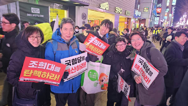 가수 백자(맨 오른쪽)와 찰칵! [사진 - 통일뉴스 하태한 통신원]