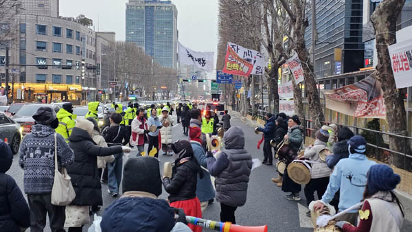 풍물패를 앞세우고 행진이 시작됐다. [사진 - 통일뉴스 하태한 통신원]