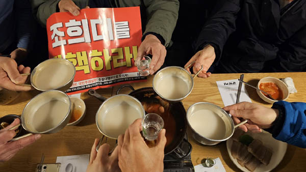 모두 집회도 함께 뒤풀이도 함께하는 위대한 자리였고, 행복한 웃움이 넘쳐났다. [사진 - 통일뉴스 하태한 통신원]