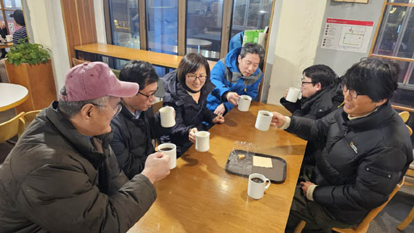 2차는 술이 아닌 커피와 차로 마무리하는 자제력을 발휘했다. [사진 - 통일뉴스 하태한 통신원]
