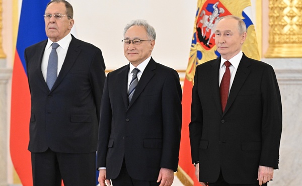 15일 신임장 제정식에서 이석배(가운데) 주러 한국대사와 기념 촬영한 푸틴 러시아 대통령. [사진-크렘린궁]