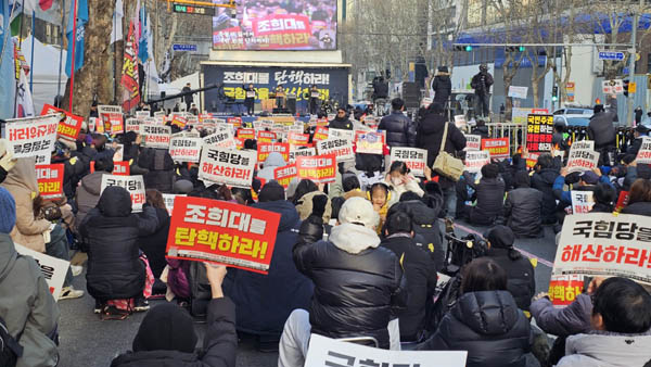 촛불행동이 주최한 174차 전국집중 촛불대행진이 17일 서울 서초역 4거리에서 열렸다. [사진 - 통일뉴스 하태한 통신원]