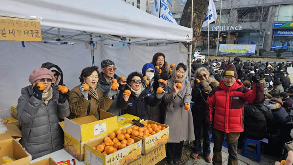 집회장에는 민주시민이 선결제한 50박스의 감귤이 참석자들의 손에 손에 쥐어져 있었다. [사진 - 통일뉴스 하태한 통신원]
