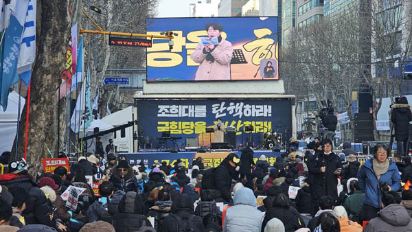 집회는 사회자 김지선 서울촛불행동 공동대표의 여는 발언으로 시작됐다. [사진 - 통일뉴스 하태한 통신원]