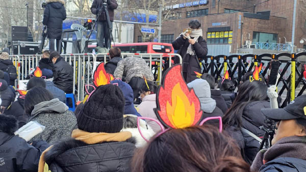 촛불 머리띠가 눈에 띈다. [사진 - 통일뉴스 하태한 통신원]
