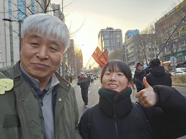 박근하 대진연 대표후보자와 인증샷! [사진 - 통일뉴스 하태한 통신원]