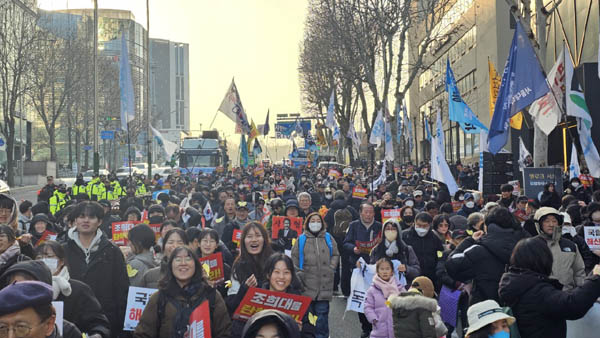 참가자들이 모두 일어나 춤을 추고 노래를 따라 부르면서 집회장을 최절정으로 이끌었다. [사진 - 통일뉴스 하태한 통신원]