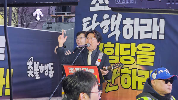 정리집회에서 가수 백자가 공연했다. [사진 - 통일뉴스 하태한 통신원]