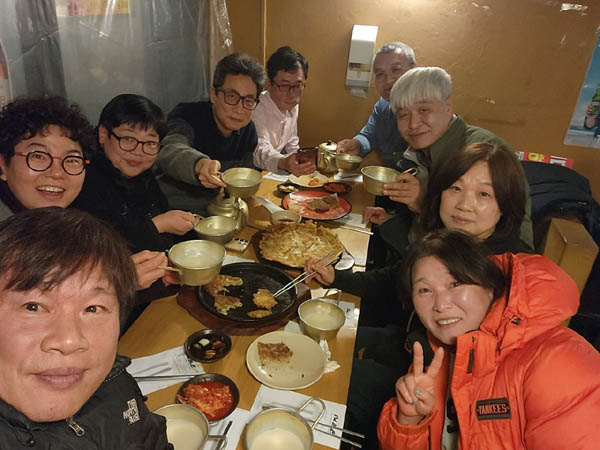 투쟁현장에서 만났으니 서로 힘이 되었고 매우 반가웠다. [사진 - 통일뉴스 하태한 통신원]