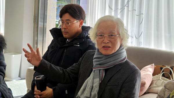 김영 인하대 명예교수는 26일 이재명 대통령과 우원식 국회의장에게 KAL958기 동체 추정 물체 확인을 위한 조속한 현지조사를 촉구했다. 사진은 2024년 KAL858 가족회가 개최한 37주기 추모제에서 발언하고 있는 김영 명예교수 모습. [자료 사진 - 통일뉴스]