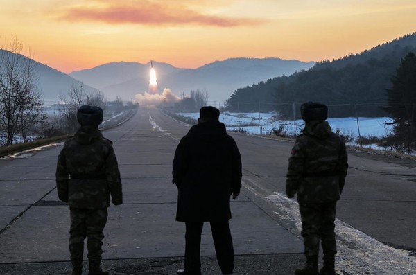 지난 4일 극초음속미사일 발사훈련을 지켜보는 김정은 위원장. [사진-노동신문]